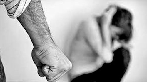 Intento de feminicidio: Mujer es golpeada con un ladrillo por su pareja por celos