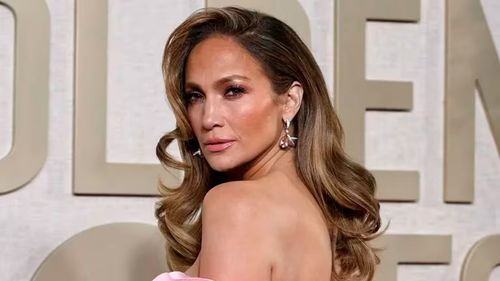 Jennifer López deslumbra en los Globos de Oro con Pendientes de Colibrí: Un vínculo con su próxima película