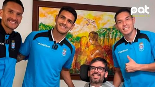 Jugadores de Blooming visitan a hincha que lucha contra la ELA