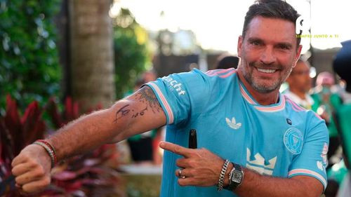 Julián Gil cumple su sueño al conocer a Messi y se tatúa su firma