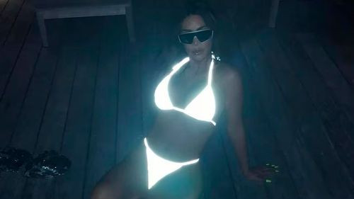 Kim Kardashian sorprende con un bikini reflectante en su última aparición en redes sociales