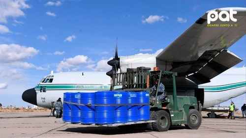 Llega a La Paz el primer lote de aceite estatal “sabor casero” para abastecer a las familias paceñas