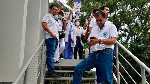 Crisis en salud municipal de Santa Cruz: Más de 100 profesionales despedidos generan protestas