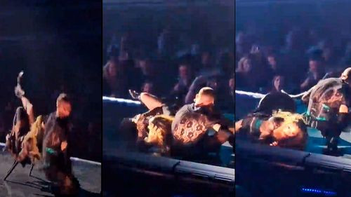  Madonna sufre caída durante su show en Seattle: Bailarín se tropieza mientras la arrastra, pero la Reina del Pop sigue con la actuación