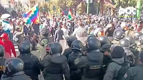 Marcha de evistas llega al TSE entre gasificación y tensión con la policía