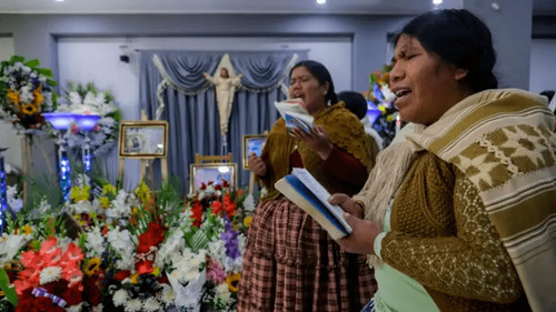 Entre lágrimas y misas despiden a las 22 víctimas del siniestro del Hércules en El Alto
