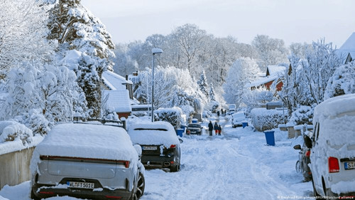 Europa enfrenta cancelaciones masivas de vuelos y caos en transporte por nieve y viento