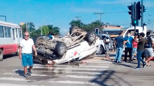 Ambulancia vuelca tras chocar con camioneta; mujer embarazada resulta herida