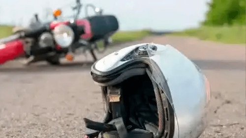 Accidente en Santa Cruz deja dos adultos heridos tras choque entre micro y motocicleta