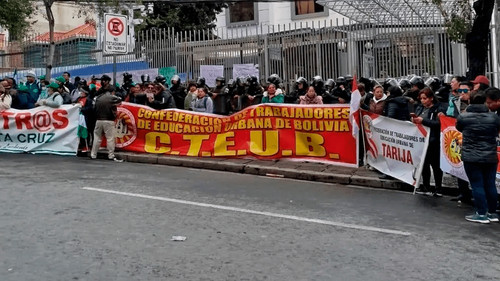 Maestros condicionan diálogo a la liberación de dos docentes detenidos
