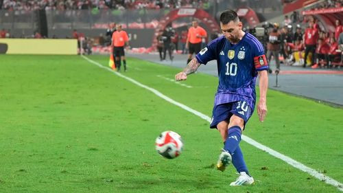 &quot;Revelados los audios del VAR: La controversia detrás del gol anulado a Messi en el partido contra Perú&quot;