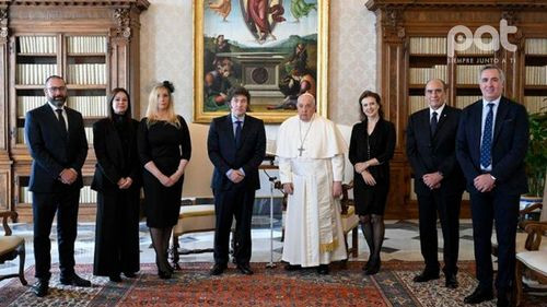 Milei se reúne con el Papa Francisco para abordar crisis económica