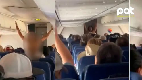 Mujer se desnuda en pleno vuelo, gritaba que era bipolar y obligó a regresar el avión