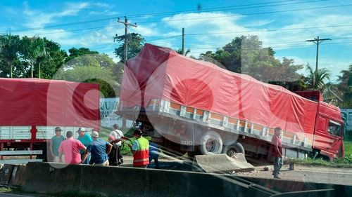 Accidente genera fuerte congestionamiento vehicular en la tranca de Warnes