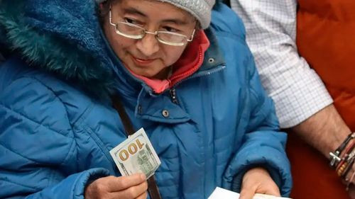 Devolución de dólares a pequeños ahorristas comenzará este martes para personas naturales y jurídicas