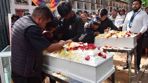 Entre llantos despiden a madre y sus cinco hijos hallados sin vida en Sacaba