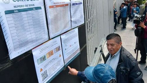 Molestia en puertas del BCB por cambio de billetes de la Serie B