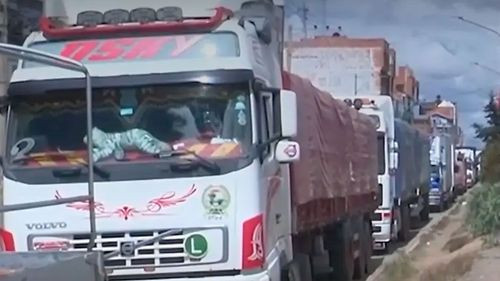 Choferes denuncian venta limitada de diésel y largas filas en La Paz y El Alto