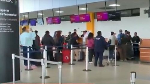 “Es muy caro”: viajeros expresan descontento por aumento de precios de pasajes aéreos