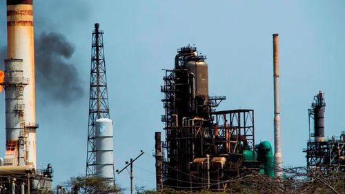 Venezuela abre su industria petrolera a la inversión privada bajo presión de EE.UU.