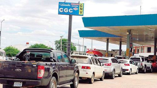 Imagen de Filas en surtidores de santa cruz antes del carnaval