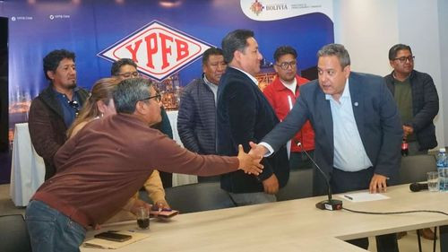 YPFB y transportistas acuerdan levantar bloqueos en El Alto