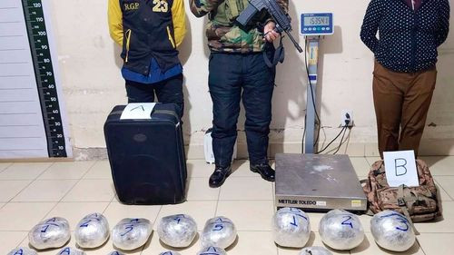 Pareja es aprehendida tras ser descubierta con 16 paquetes de marihuana en un bus