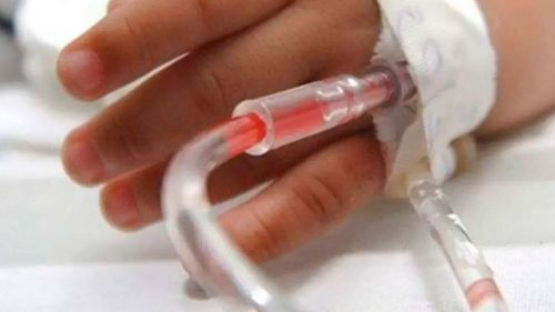 Niño cae en colegio, queda en terapia intensiva y su madre pide justicia