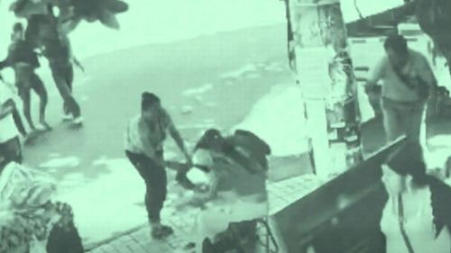 Niña de tres años es atacada con cuchillo frente a un policía en Santa Cruz