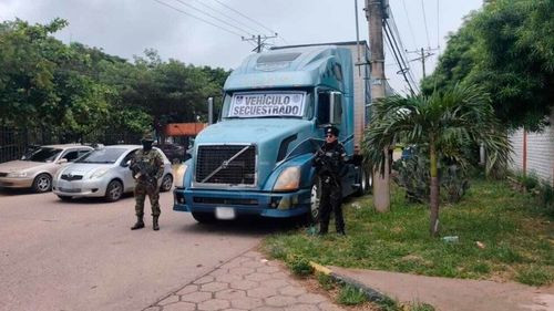 Felcn secuestra tractocamión con 30 paquetes de droga en Puerto Quijarro