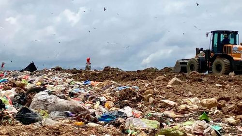 Hallan cuerpo sin vida en botadero de El Alto con fracturas