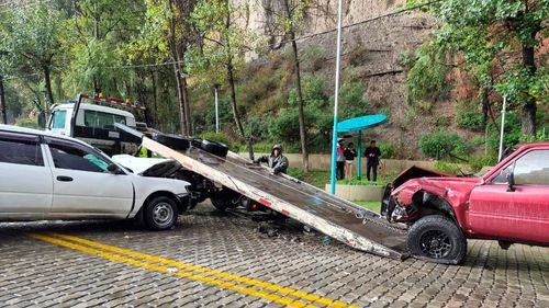 Colisión frontal en la avenida del Poeta deja tres heridos, entre ellos un menor 