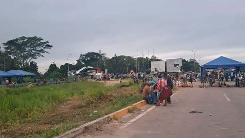 Bloqueos en Yapacaní afectan a pasajeros que deben caminar y pagar transbordos