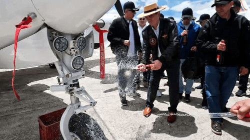 Imagen de Presidente Paz realiza la tradicional ch’alla al avión presidencial y vehículos oficiales por Carnaval