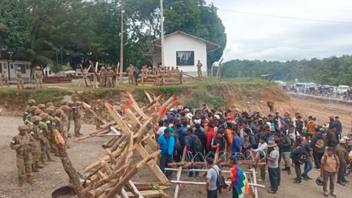 Cocaleros instalan vigilia en la Novena División del Ejército en el trópico