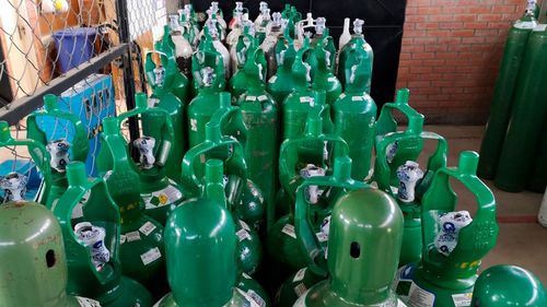 Planta de oxígeno de el alto recarga a diario cilindros para abastecer a hospitales