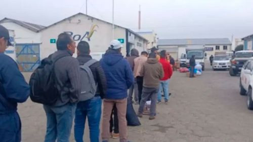 Largas filas en el aeropuerto de El Alto por envío de encomiendas ante bloqueos