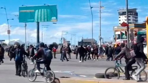 Vecinos intentan desbloquear vía en El Alto y son atacados con piedras 