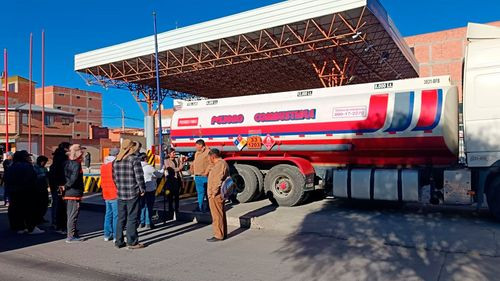 Chóferes del transporte pesado impiden descarga de diésel en dos surtidores de el alto