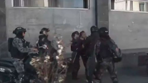 Hallan mochila con explosivos durante enfrentamientos en plaza Murillo