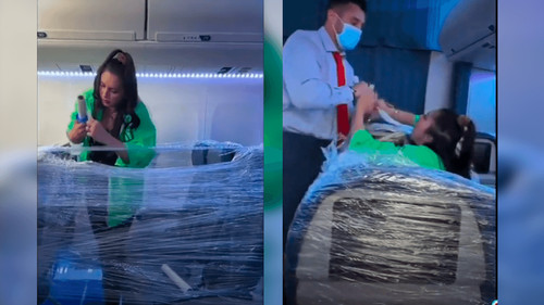 Pasajera a bordo de un avión, usó un envoltorio de plástico para aislarse del resto