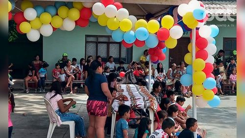 Celebración navideña llena de sonrisas: Policías de tránsito agasajan a niños con chocolatadas y shows