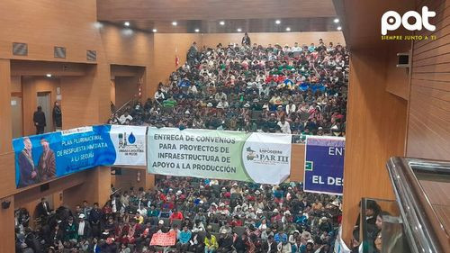 Presidente Arce entrega 313 convenios para financiamiento de proyectos de infraestructura