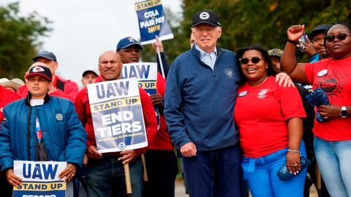 Histórico: Presidente Biden se une a huelguistas automotrices en apoyo a una protesta 