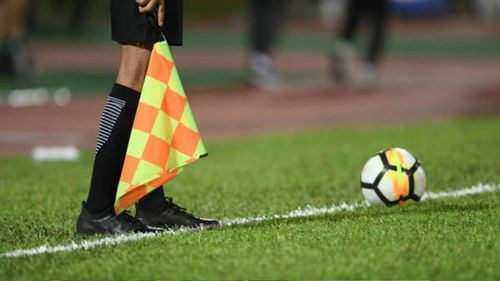 Nuevas directivas a los árbitros de fútbol: los 6 segundos, protestas y audios del VAR