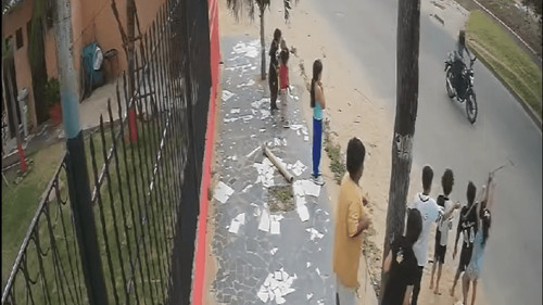 Motociclista herido al impactar con pita sostenida por niños en bloqueo