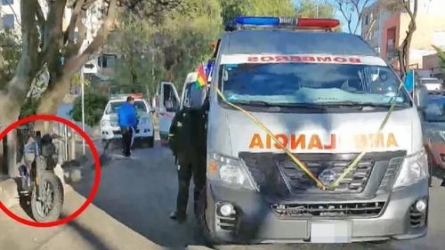 Mujer resulta herida tras ser atropellada por un motociclista en la avenida Circunvalación de Cochabamba