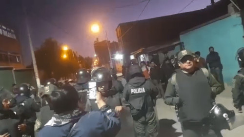 Militantes del MAS y vecinos de Ciudad Satélite protagonizan enfrentamientos frente a la Felcc
