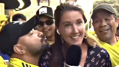 Periodista española víctima de  hostigamiento durante una  transmisión en vivo