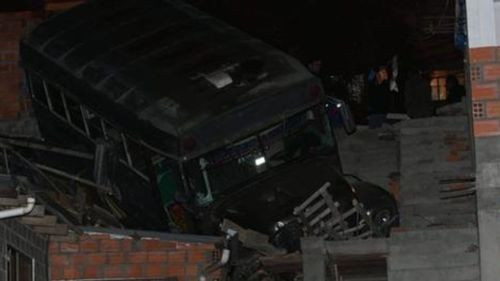 Un micro se estrelló y entró en una vivienda en Miraflores
